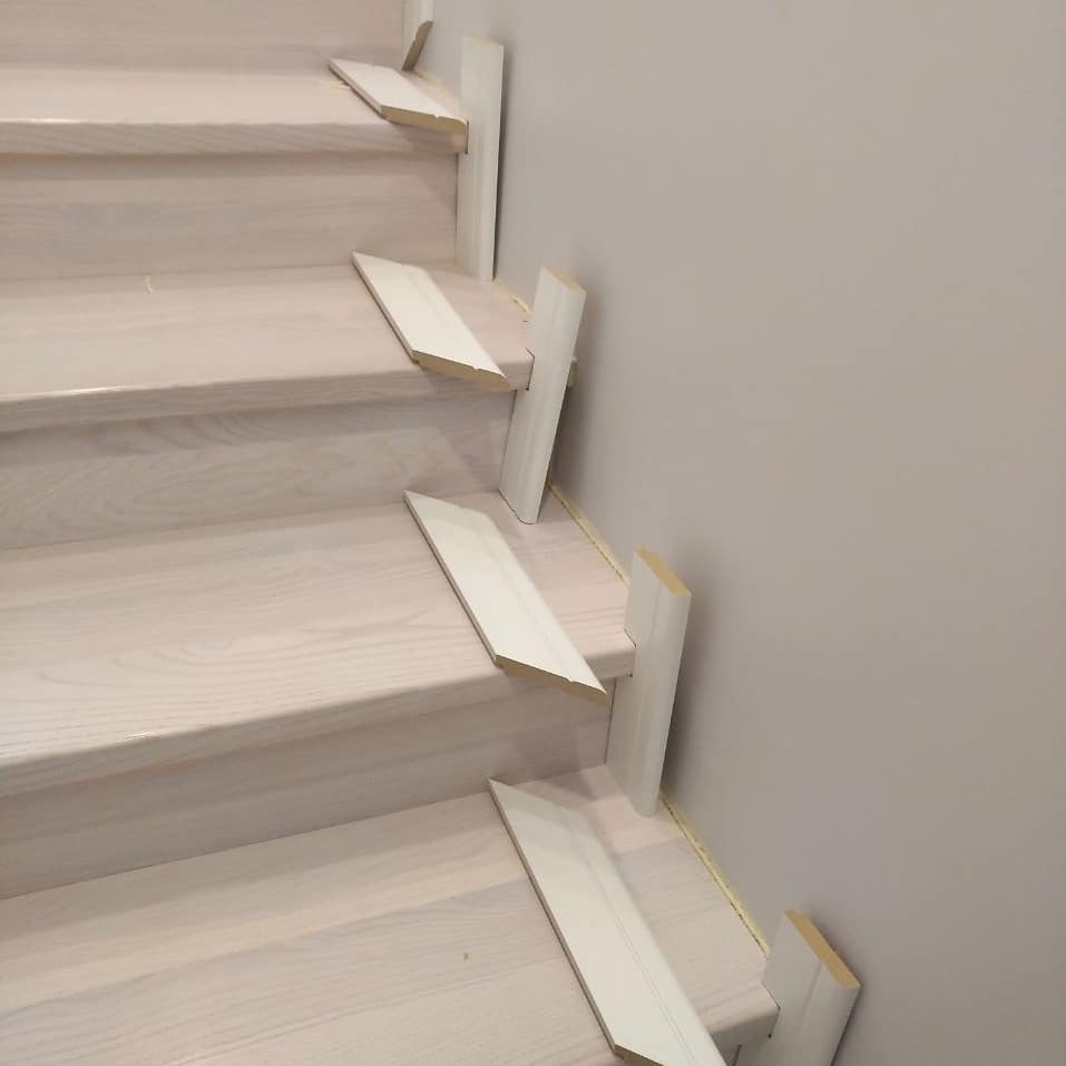 Підготовлені кути МДФ плінтусу перед монтажем