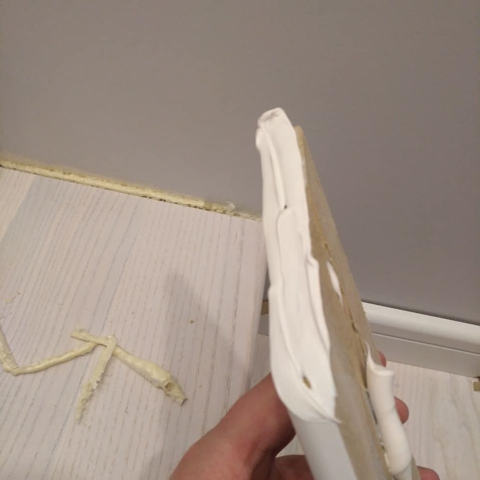 Нанесення клею при монтажі плінтусу